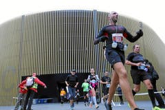 Bilder von unterwegs: Eindrücke von der Laufstrecke und auf Nebenschauplätzen. (Bild: Andi Mettler/swiss-image.ch)