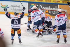 Zuger Dominic Lammer (links) bejubelt den Treffer zum 1:0. (Bild: Urs Flueeler / Keystone (Zug, 20. März 2018))