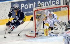 Ambris Marc Reichert, links, taucht vor Zugs Torhüter Eero Kilpelainen auf. (Bild: Keystone)