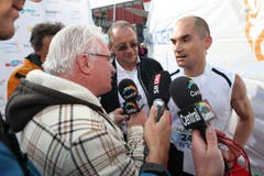 Woody Schoch, der Sieger des 5. Lucerne Marathons, wird von Medienleuten interviewt. (Bild: Roger Zbinden / Neue LZ)