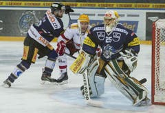 Die Zuger Simon Luethi und Goalie Michael Tobler vom EV Zug im Duell mit Lausannes Juha-Pekka Hytoenen. (Bild: Keystone)
