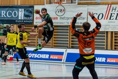 Kriens' Benjamin Steiger setzt zum Duell gegen die St. Galler Aliaksei Usik (links) und Jonas Kindler an. (Bild: Roger Grütter / Neue LZ)