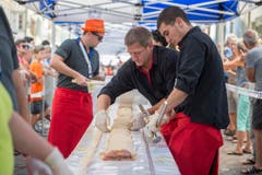 Weltrekordversuch, mit dem Ziel eines Eintrags im Guinessbuch der Rekorde: In Altstätten wird das längste Cordon bleu gemacht (Bild: Urs Bucher)