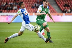 Der Grasshopper Marko Basic gegen Runar Mar Sigurjonsson im Zweikampf. (Bild: Freshfocus)