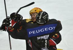 Der Berner Samuel Kreis, rechts, und Byron Ritchie feiern den Treffer zum 1:1 (Bild: Keystone / Peter Schneider)