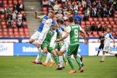 Kampf mit harten Bandagen: Grasshopper Emil Bergström gegen Nassim Ben Khalifa. (Bild: Freshfocus)