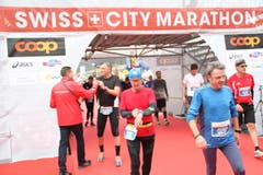 Einige der 10'000 Siegerinnen und Sieger beim Zieleinlauf. (Bild: Ramona Geiger/ Claude Hagen/LZ)