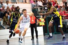 Nemanja Kovacevic von Swiss Central Basket setzt sich gegen einen Spieler von Union Neuchâtel durch. (Bild: Eveline Beerkircher)