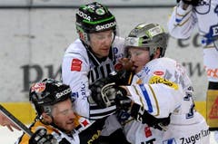 Lorenz Kienzle von Lugano, links, und Yannick Blaser von Zug geraten aneinander. (Bild: Karl Mathis / Keystone)