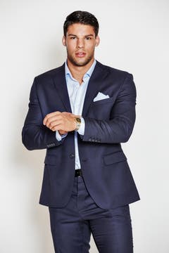 Der Zürcher Emanuel ist 23 Jahre alt und somit das Küken unter den Bachelorette-Kandidaten. Der angehende Kaufmann fällt als erstes wegen seines makellos trainierten Körpers auf – dieser ist ihm sehr wichtig. Mit Fitness und Fussball hält er sich in Form. Emanuel reist sehr gerne und möchte noch viel von der Welt sehen und lernen. Der sexy Nachtschwärmer steht auf ältere und erfahrene Frauen und möchte sich gerne wieder verlieben. Vielleicht klappt’s ja mit der Bachelorette! (Bild: PD)