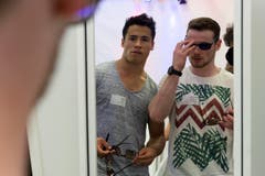 Welche Sonnenbrille passt am besten? Die Kunstturner Eddy Yusof (links) und Benjamin Gischard (Bild: Keystone / Georgios Kefalas)
