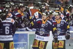 Die Zuger feiern den Entscheidungstreffer zum 2:1. (Bild: Urs Flüeler / Keystone)
