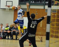 Der Krienser Linksaussen Adrian Blättler setzt zum Abschluss an. (Bild: Urs Hanhart / UZ)