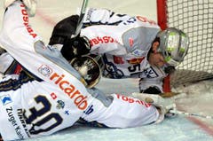 Jussi Markkanen (links) und Timo Helbling können den 2:3 Anschlusstreffer für Fribourg nicht mehr verhindern. (Bild: Keystone)