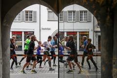 Làufer, Läuferinnen, Publikum – und eine ganze Stadt als Kulisse. (Bild: Philipp Schmidli/LZ)
