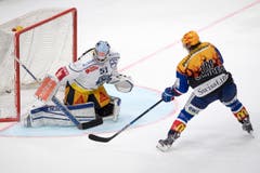 Zürichs Topscorer Roman Wick, rechts, trifft im Penaltyschiessen gegen Tobias Stephan. (Bild: Urs Flüeler/Keystone)