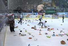 Plüschtiere fliegen nach dem 1:0 von Gottéron aufs Eis. (Bild: Keystone)
