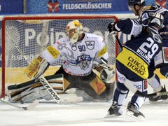 Ambris Jason Williams (rechts) kann den Puck nicht an Michael Tobler vorbeibringen. (Bild: Keystone)