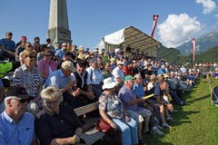 Die gespannten Besucher in Ennetmoos. (Bild: Robert Hess (Neue OZ))