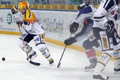 Luganos Petteri Nummelin kontrolliert den Puck. (Bild: Keystone)