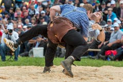 Der Innerschweizer Joel Wicki, oben, wirft seinen Verbandskollegen Adrian Steinauer ins Sägemehl. (Bild: kEYSTONE / ALESSANDRO DELLA VALLE)