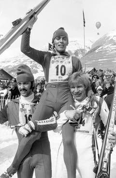 1976: Schon sieben Jahre nach dem ersten Marathon gehen 10000 Langläufer an den Start. Das Rennen 1976 gewinnt Albert Giger, der den Engadiner fünf Mal für sich entscheidet und später Rennleiter des Wettkampfs wird. (Bild: Keystone)