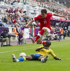 Admir Mehmedi gegen Merlin Tandjigora (Bild: Keystone)
