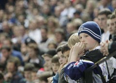 Enttäuschte EVZ-Fans nach Spielende. (Bild: Stefan Kaiser / Neue ZZ)