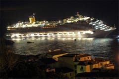 Die ersten Passagiere der auf Grund gelaufenen Costa Concordia sollen von Bewohnern der Insel Giglio mit Fischerbooten gerettet worden sein. (Bild: Keystone / AP)