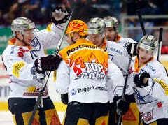 Yannick Blaser, Pierre-Marc Bouchard, Jarkko Immonen, Santeri Alatalo und Dominic Lammer (von links) jubeln nach einem Tor. (Bild: Keystone / Patrick B. Krämer)