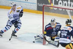 Ambris Daniele Grassi (links) schiesst das 1:1 gegen den Zuger Torhüter Tobias Stephan. (Bild: Keystone / Urs Flüeler)