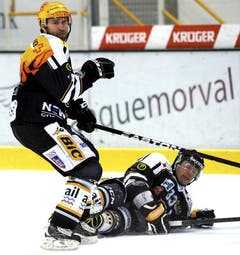 Luganos Petteri Nummelin (rechts) nach einem Zusammenprall mit Teamkollege Jaroslav Bednar. (Bild: Keystone/Karl Mathis)