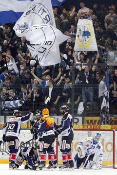 Der Zuger Björn Christen, Mitte am Boden knieend, erzielt das 1:1. (Bild: Keystone)