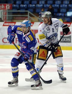 Zugs Alessandro Chiesa (rechts) gegen Klotens Aurelio Lemm. (Bild: Keystone)