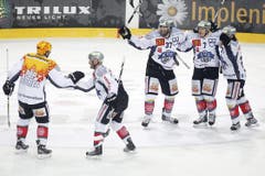 Die Zuger Damien Brunner, Glen Metropolit, Andy Wozniewski, Bjoern Christen und Josh Holden (von links) jubeln nach dem Tor zum 5:6.