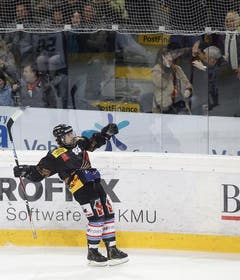 Der Berner Christoph Bertschy jubelt nach seinem Treffer zum 2:0.