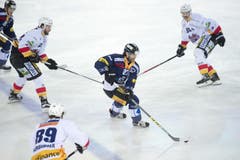 Josh Holden vom EVZ spielt die Bieler schwindlig. (Bild: Keystone)