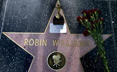 Blumen auf dem Stern von Robin Williams auf dem Sunset Boulevard in Hollywood. (Bild: Keystone)