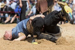 Alex Schuler (links) und Erich Fankhauser schwingen im 5. Gang gegeneinander. (Bild: Keystone / Alexandra Wey)