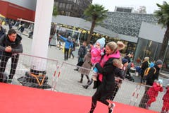 Die kleinen Sportlerinnen und Sportler wetteifern um den Sieg. Bilder von vielleicht ersten Wettkampffieber des Lebens. (Bild: Claude Hagen/LZ)
