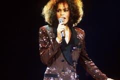 1985 erschien das Debütalbum «Whitney Houston». Es war mit 13 Millionen allein in den USA verkauften Exemplaren eines der erfolgreichsten Debüts, das je einer Künstlerin gelang. Mit ihrem zweiten Album «Whitney» etablierte sich die Amerikanerin als eine der herausragendsten Künstlerinnen der 1980er Jahre. Im Bild Whitney Houston bei einem Konzert 1988. (Bild: Imago)