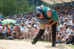 Bruno Gisler, links, und Erich Fankhauser, rechts, im 4. Gang. (Bild: Keystone/Urs Flüeler)
