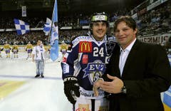 EVZ-Captain Duri Camichel (links) mit Paul Di Pietro. (Bild: Keystone/Sigi Tischler)