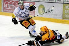 Zugs Yannick Blaser, links, im Duell mit Luganos Brett McLean. (Bild: Karl Mathis / Keystone)