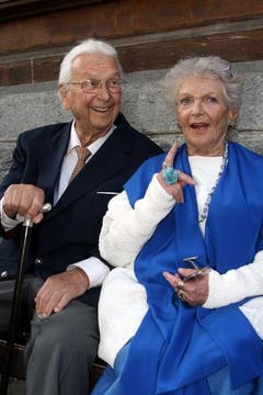 Das Schauspieler-Duo Stéphanie Glaser und Ehren-Prix-Walo-Gewinner Walter Roderer, am Prix Walo 2007 in Interlaken. (Bild: Archiv Neue LZ)
