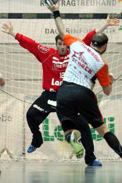 Der Krienser Goalie Roman Schelbert, links, vor Schaffhausens Rares Jurca. (Bild: Philipp Schmidli / Neue LZ)