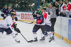 Zweikampf zwischen Zugs Alessio Bertaggia (mitte) mit Björn Barta (Bild: Dominik Wunderli / Neue LZ)