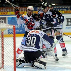 Jussi Markkanen und Alessandro Chiesa stoppen Victor Stancescu. (Bild: Keystone)