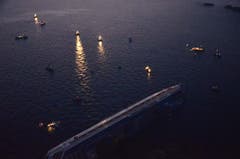 Das Luxus-Kreuzfahrtschiff am Samstagabend an der Unglücksstelle. (Bild: Keystone)