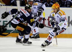 Ambri-Topskorer Inti Pestoni umkurvt den Zuger Fabian Schnyder. (Bild: Keystone)